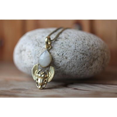 Подвеска из латуни Скарабей с лунным камнем 