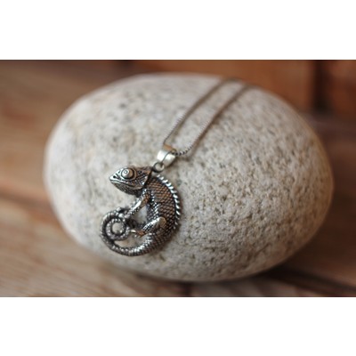 Подвеска из белого металла Хамелеон
